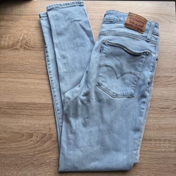 Levi’s 721 High Rise Skinny Jeans in Light Wash - Picture 4 of 10